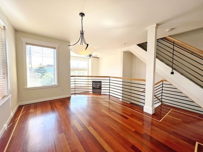 Building Photo - 3 BED SEATTLE TOWNHOME FOR RENT W HIGH END FINISHES & EASY COMMUTE