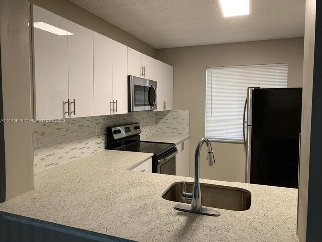 Foto del edificio - 8700 Sherman Cir N