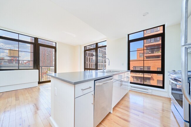 Foto del edificio - Gorgeous Two Bedroom with Floor to Ceiling Windows