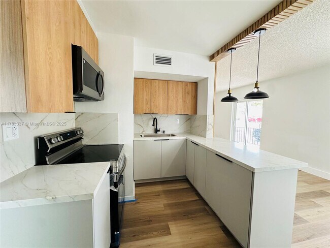 Foto del edificio - 910 NW 24th Ct