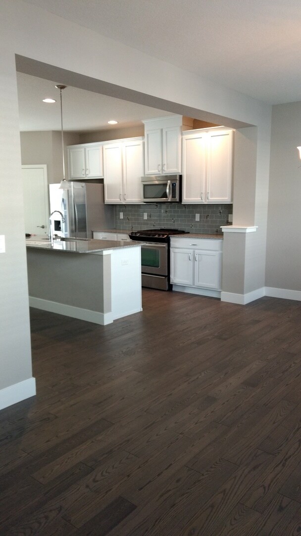 Building Photo - Beautiful 3 bed, 2.5 bath townhome in Loui...
