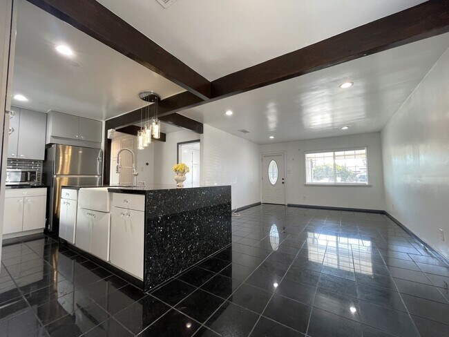 Foto del edificio - 8824 Tyrone Ave