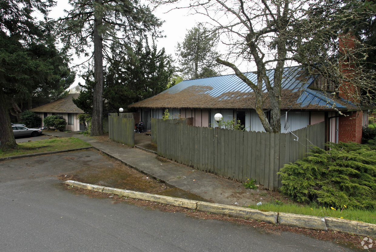 Primary Photo - Four Oaks Apartments