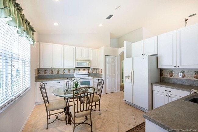 Building Photo - 2096 NW Marsh Rabbit Ln