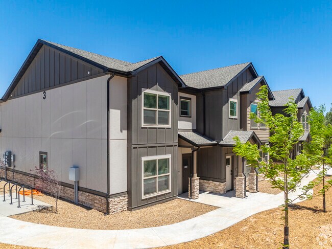 Foto del edificio - Canyon Del Rio Village Apartments + Townhomes