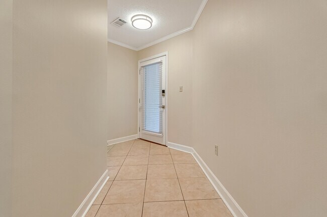 Foto del edificio - 303 Westlake Ct