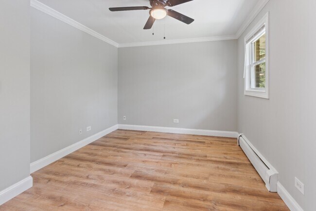Foto del edificio - Rehabbed 2 Bedroom In Prime Lake Bluff Location - Pet Friendly - Free Parking!