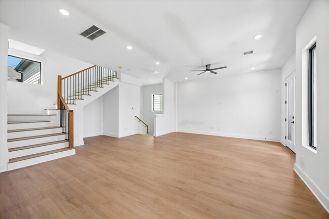 Building Photo - 1325 W 22nd St