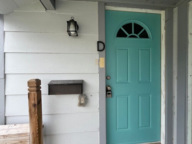 Foto del edificio - FIRST FLOOR UNIT WATER PAID!