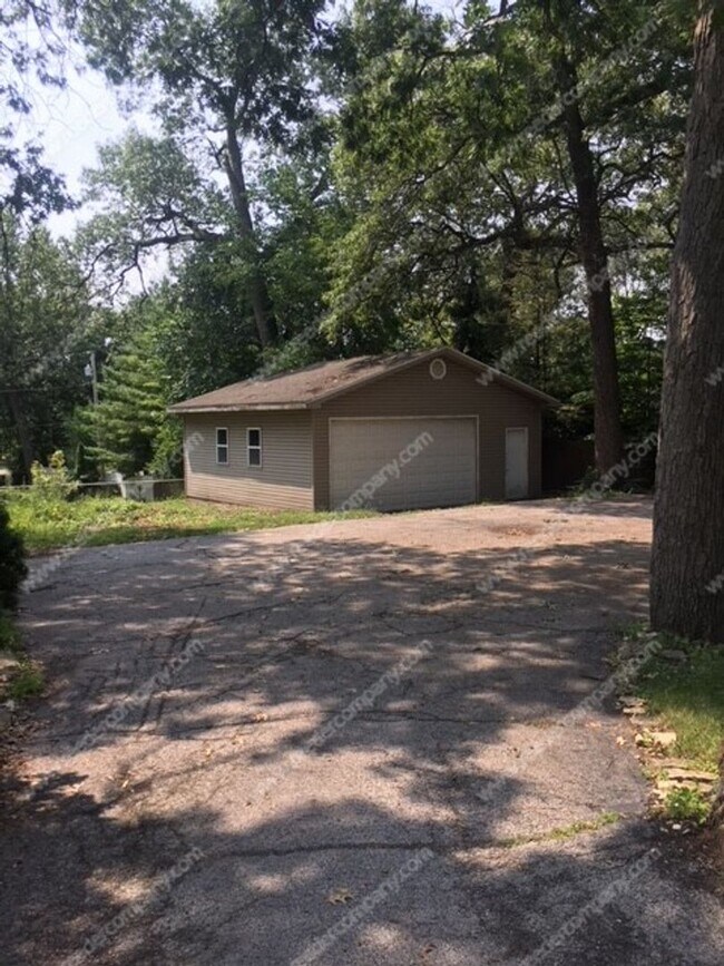 Building Photo - 4 bedroom with tons of space, minutes from...