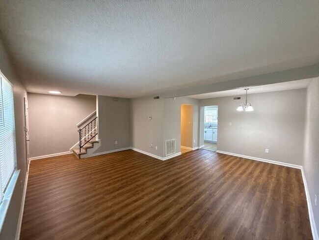 Foto del edificio - This 3 bedroom, 2.5 bathroom townhouse is ...