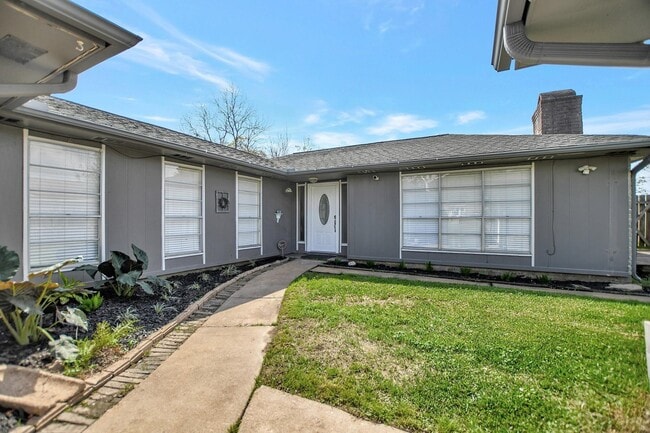 Building Photo - 632 E Castle Harbour Dr