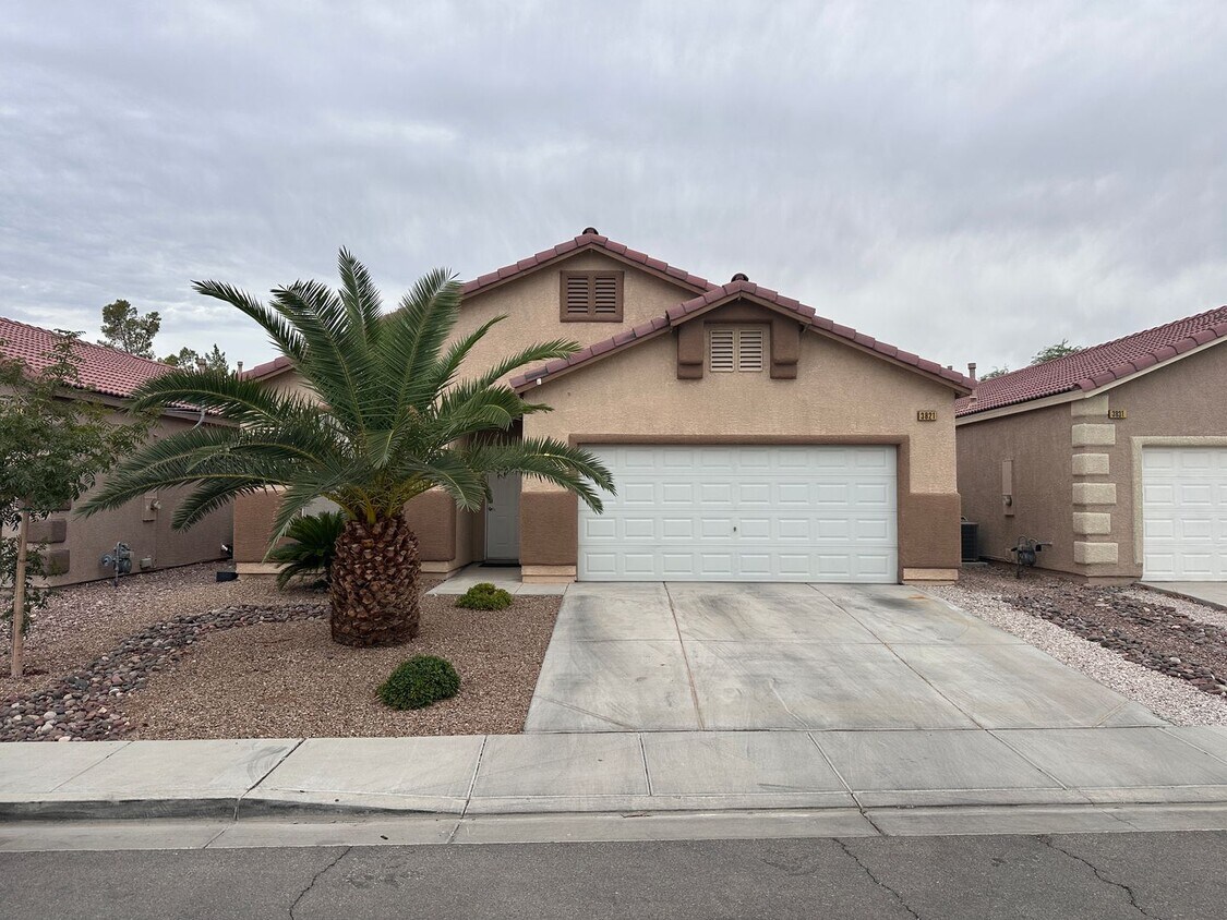 Foto principal - Spacious single story home w/3 beds, 2 bat...