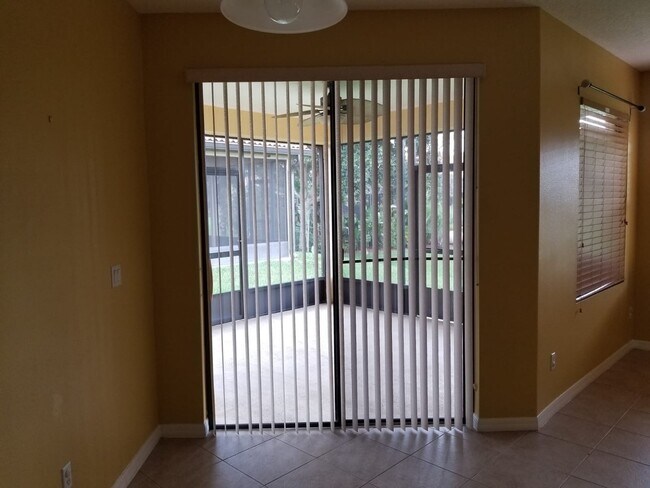 Building Photo - Beautiful 4 bed 2 bath home in Villa Sol C...