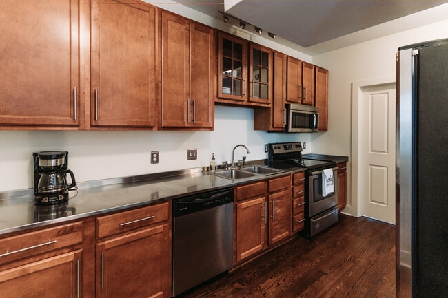 Building Photo - 902B Shelby Ave