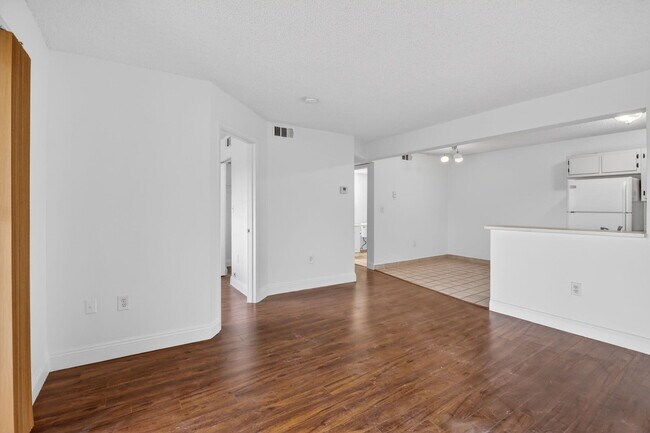 Building Photo - 300 Palm Cir W
