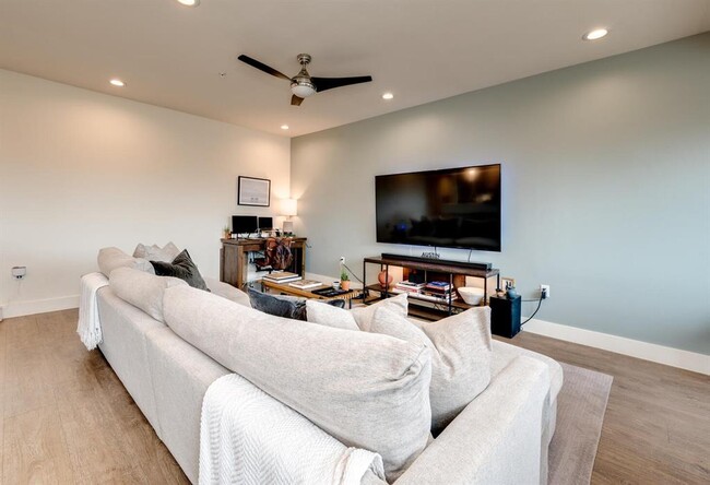 Foto del edificio - 604 N Bluff Dr