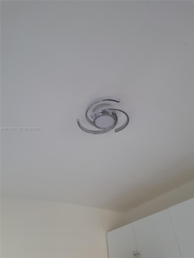 Foto del edificio - 8225 Sunrise Lakes Blvd