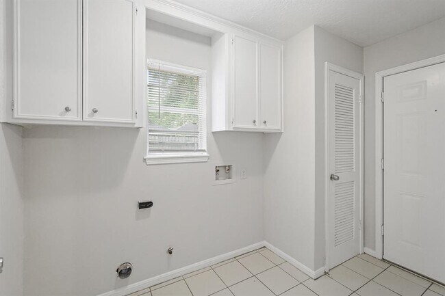 Building Photo - 5711 Green Timbers Dr