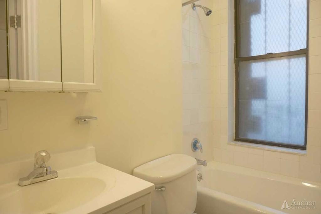 Building Photo - 251 E 85th St