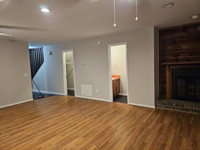 Foto del edificio - CHARMING 2 BEDROOM TOWNHOME-1/2 MILE FROM ...