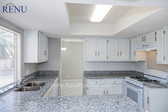Foto del edificio - Now Available!