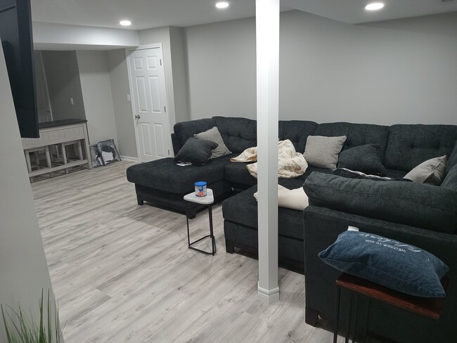 Lounging in the comfy family room! - 609 S Avon Ct