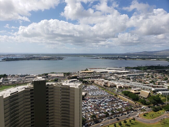 Building Photo - Beautifully Renovated 2 bedroom Penthouse ...
