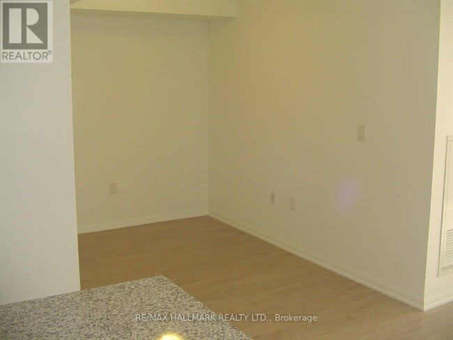 Photo du bâtiment - 830-830 Lawrence Ave W