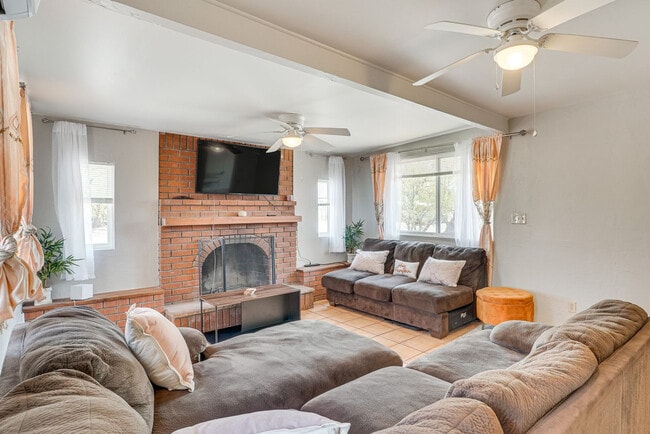 Building Photo - 858 E Alturas St