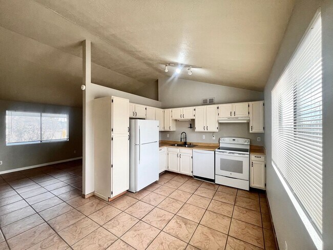 Foto del edificio - Move-In Special: ½ OFF First Month’s Rent! 2 Bedroom 1 Bathroom w/ 2 Car Garage and Fenced in Yard