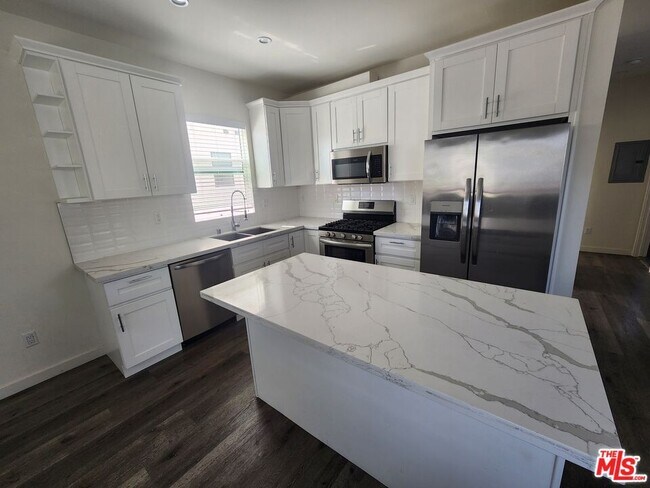 Foto del edificio - 6901 Hinds Ave