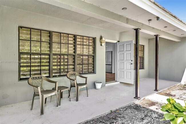 Building Photo - 418 S 57th Way
