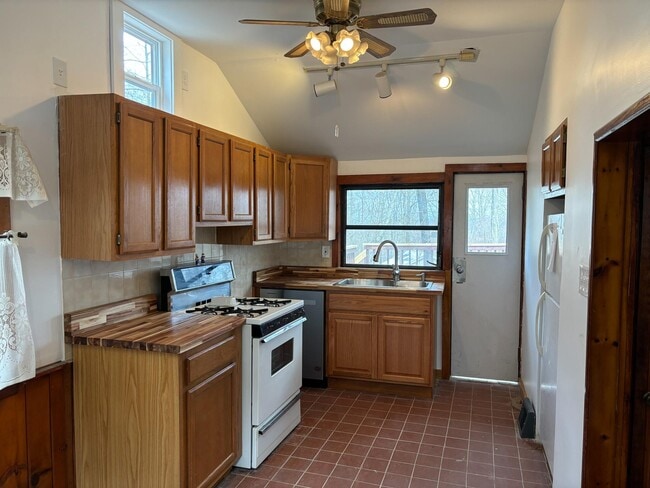 Building Photo - 52 Woodland Cir S