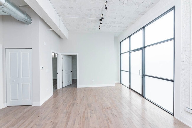 Building Photo - 2000 W 22nd Pl