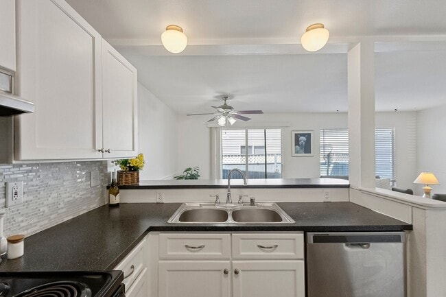 Building Photo - 3BR/2.5BA Townhouse in Courtyard Condos