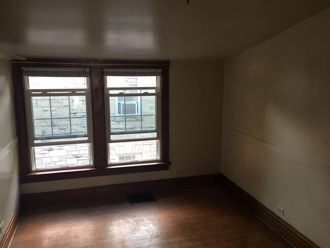 Foto del edificio - 239 Burchell Ave