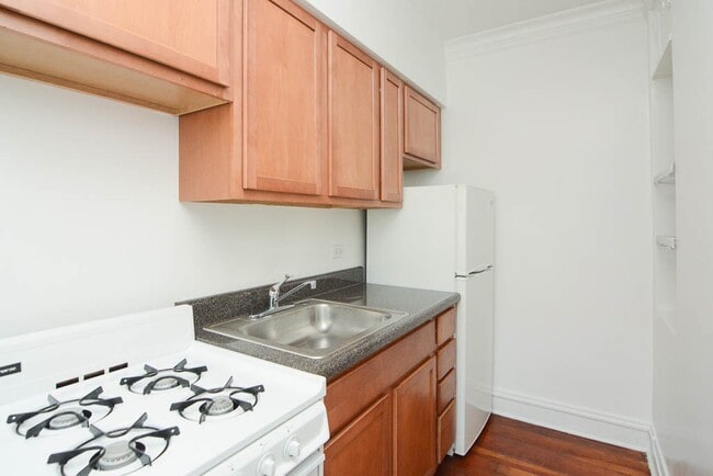 Building Photo - 4646 N Paulina St