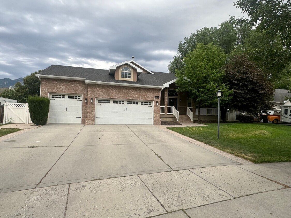 Primary Photo - Beautiful Draper Home for rent!