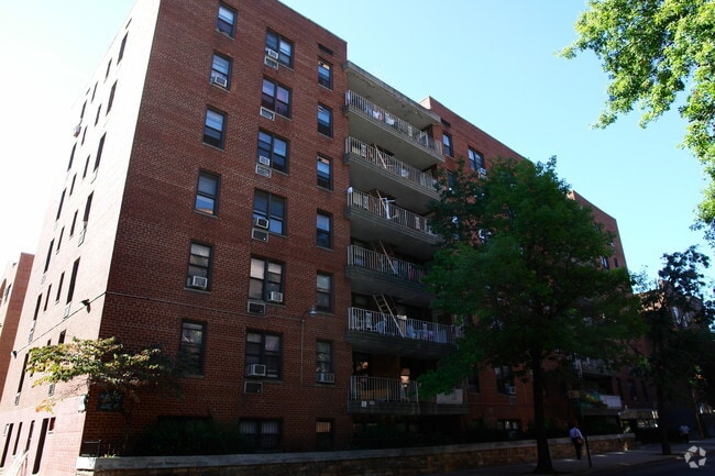 Building Photo - Summit House
