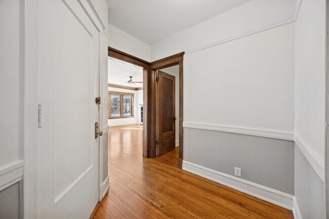 Foto del edificio - 5904 W Midway Park