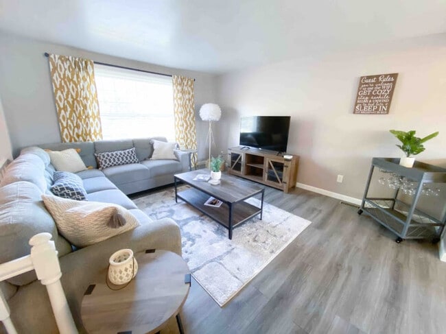 Building Photo - 11423-11425 5 Cedars Rd