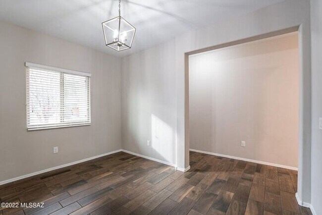 Foto del edificio - 9848 N Howling Wolf Rd