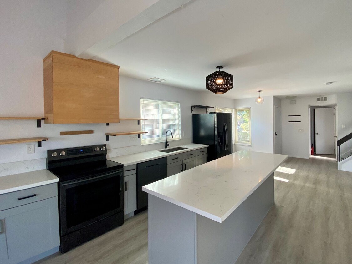 Primary Photo - Completely Upgraded Townhome in Cute Neigh...