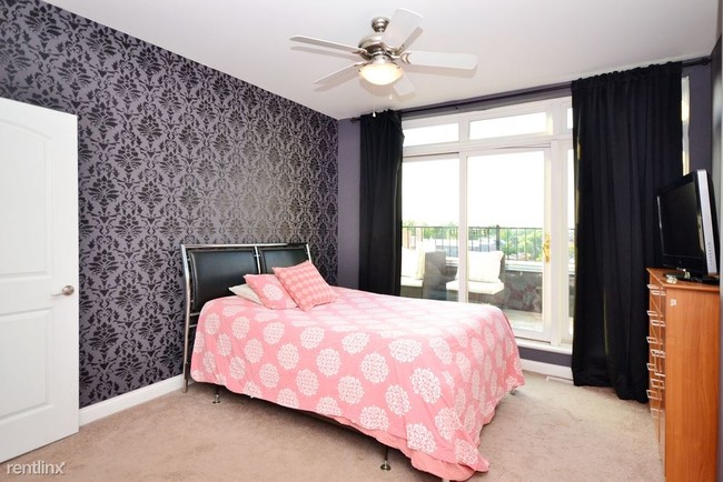 Building Photo - 3 br, 3 bath Condo - 1215 W Gunnison St