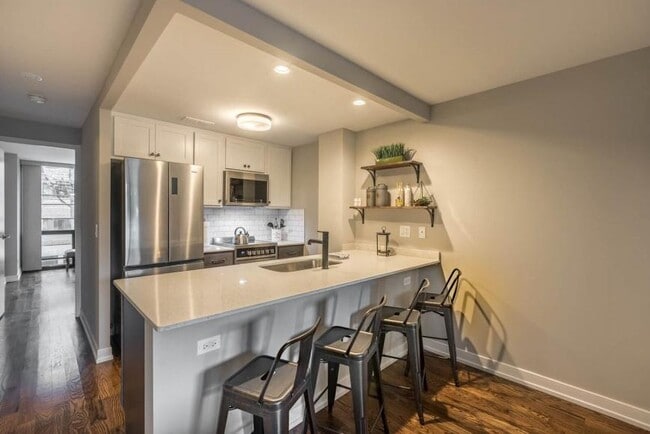 Building Photo - 2 bedroom in Chicago IL 60660
