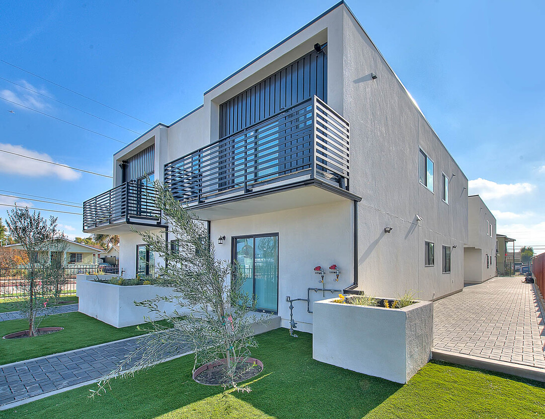 Foto principal - 9511 Baring Cross St