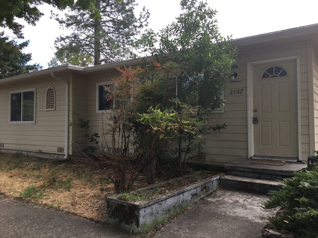 Building Photo - Campus House ~ 4 bedroom, 1.5 bath