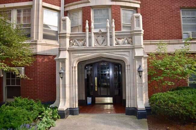 Entrada - 212 N Oak Park Ave