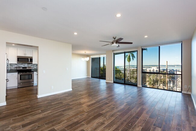 Foto del edificio - Stunning Bay View Condo in Bankers Hill